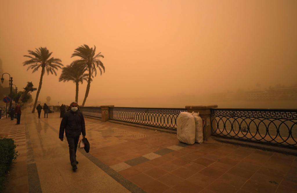 Πνίγηκε στη σκόνη το Κάιρο! Εντυπωσιακές εικόνες από την αμμοθύελλα – pics