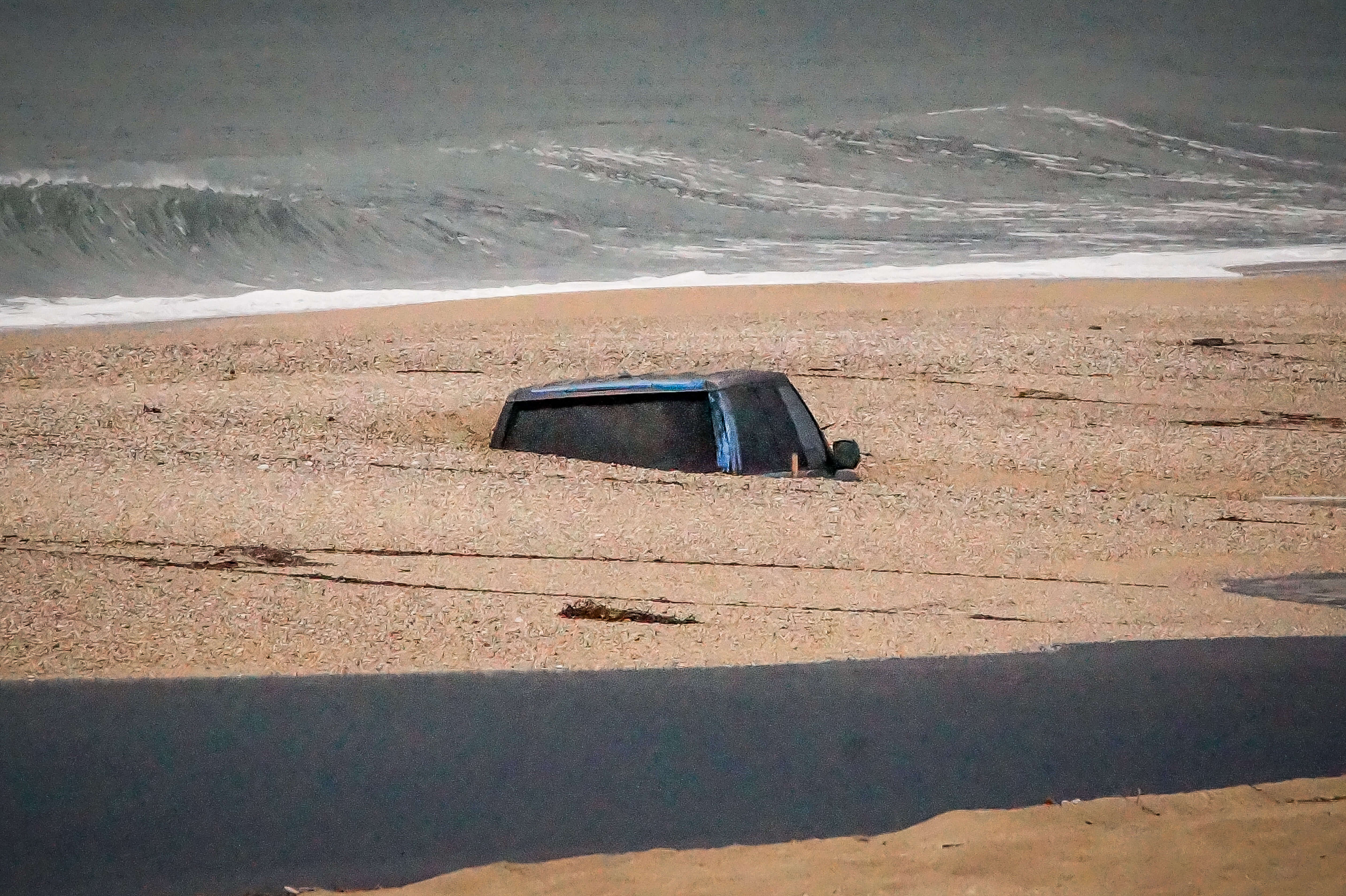 Πρέβεζα: Αυτοκίνητο θάφτηκε στην άμμο – Απίστευτες εικόνες στην παραλία [pics]