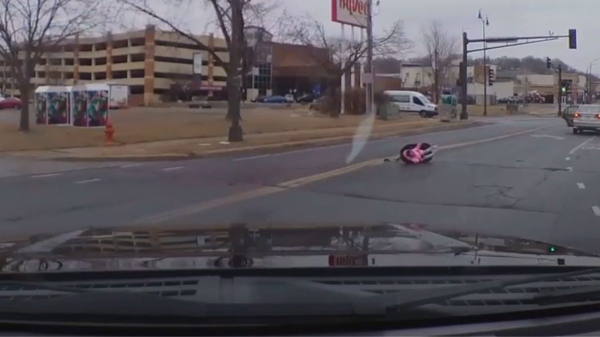 Παιδί εκτοξεύεται μαζί με το κάθισμά του έξω από αυτοκίνητο [vid]