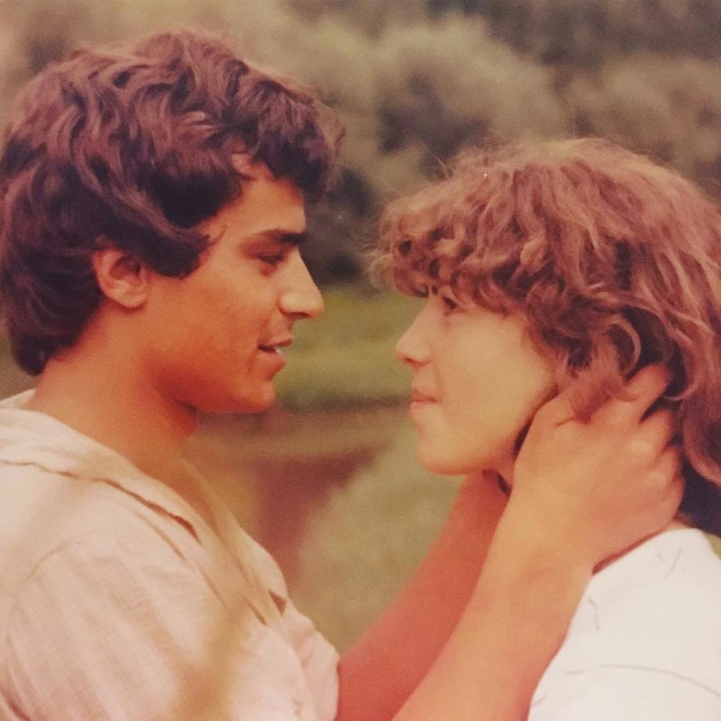 Σαν διαφήμιση του ΄80! Το ζευγάρι της φωτογραφίας είναι οι γονείς Ελληνίδας τραγουδίστριας! [pics]