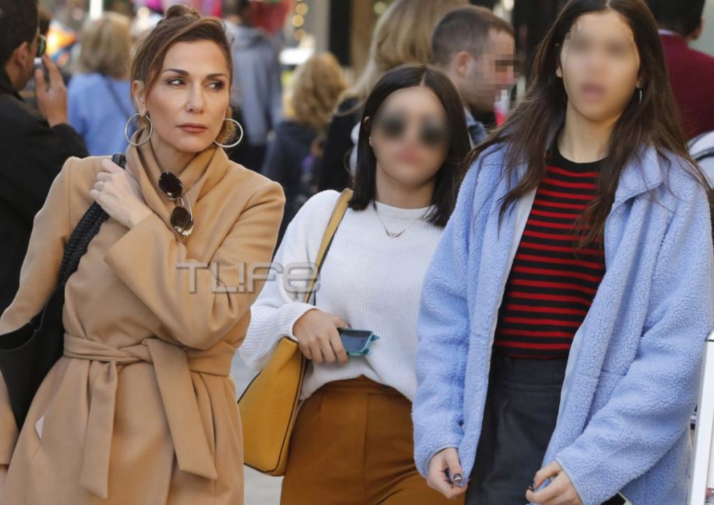 Δέσποινα Βανδή – Μελίνα Νικολαΐδη: Μαμά και κόρη είναι αχώριστες! Οι βόλτες τους στα νότια προάστια [pics]