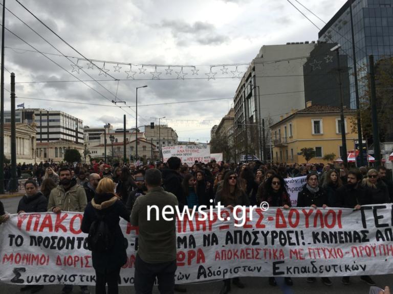 LIVE η πορεία των εκπαιδευτικών - Μικροένταση έξω από τη Βουλή!