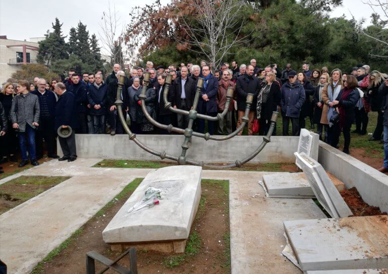 Σιωπηλή διαμαρτυρία για τη βεβήλωση του μνημείου του εβραϊκού νεκροταφείου στο ΑΠΘ
