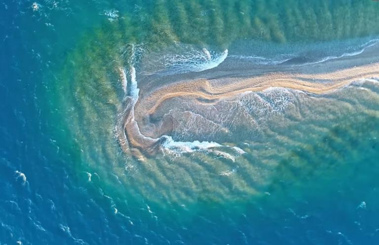 Πάτρα: Το “δρεπάνι” που κόβει τη θάλασσα – Ο μύθος και μια εκπληκτική πτήση με drone [vid]