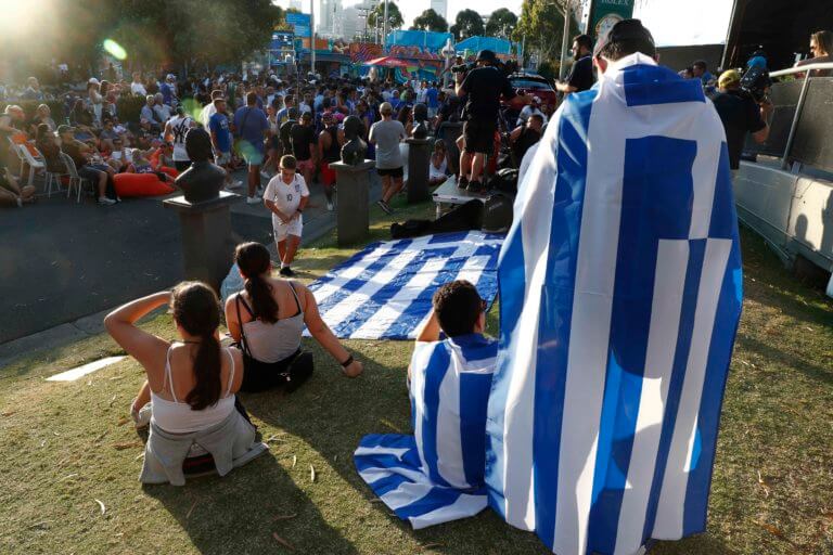 Όλη η Μελβούρνη είναι «μπλε» για χάρη του Τσιτσιπά! Γιγαντοοθόνες παντού για να δουν οι ομογενείς τη μάχη με τον Ναδάλ