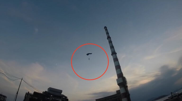 Πύργος Αθηνών: Αυτός είναι ο αλεξιπτωτιστής που πήδηξε από την ταράτσα - Τι λένε οι συγγενείς του - video