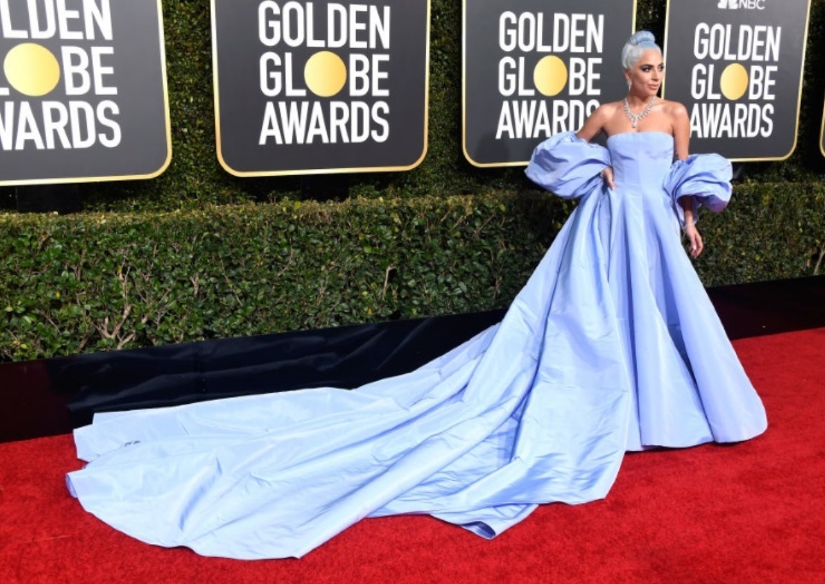 Lady Gaga: Η γυμνή φωτογραφία από το κρεβάτι της, αγκαλιά με την «Χρυσή Σφαίρα»
