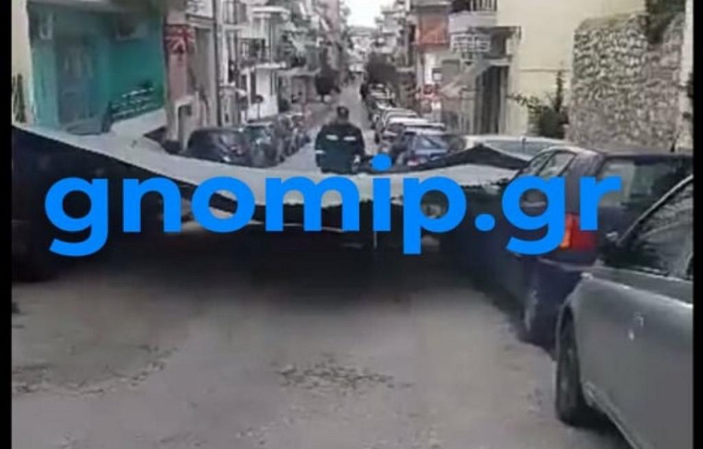 Πάτρα: Ξεκόλλησε σιδηροκατασκευή από τους θυελλώδεις ανέμους και πλάκωσε αυτοκίνητα! Video