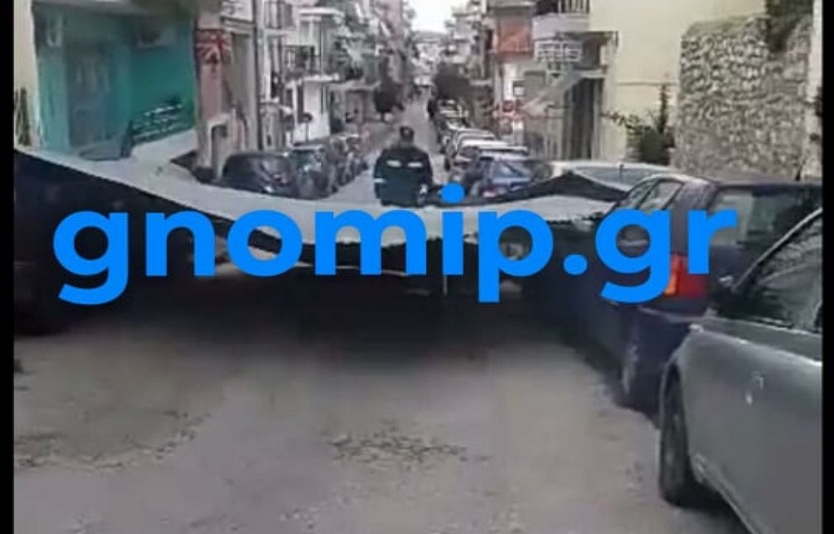 Πάτρα: Ξεκόλλησε σιδηροκατασκευή από τους θυελλώδεις ανέμους και πλάκωσε αυτοκίνητα! Video