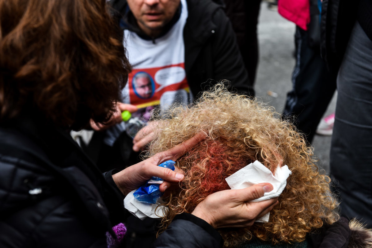 Συγκρούσεις εκπαιδευτικών με άνδρες των ΜΑΤ στο κέντρο της Αθήνας – Τραυματίστηκαν βουλευτής του ΚΚΕ και μέλος του ΔΣ της ΔΟΕ – Video