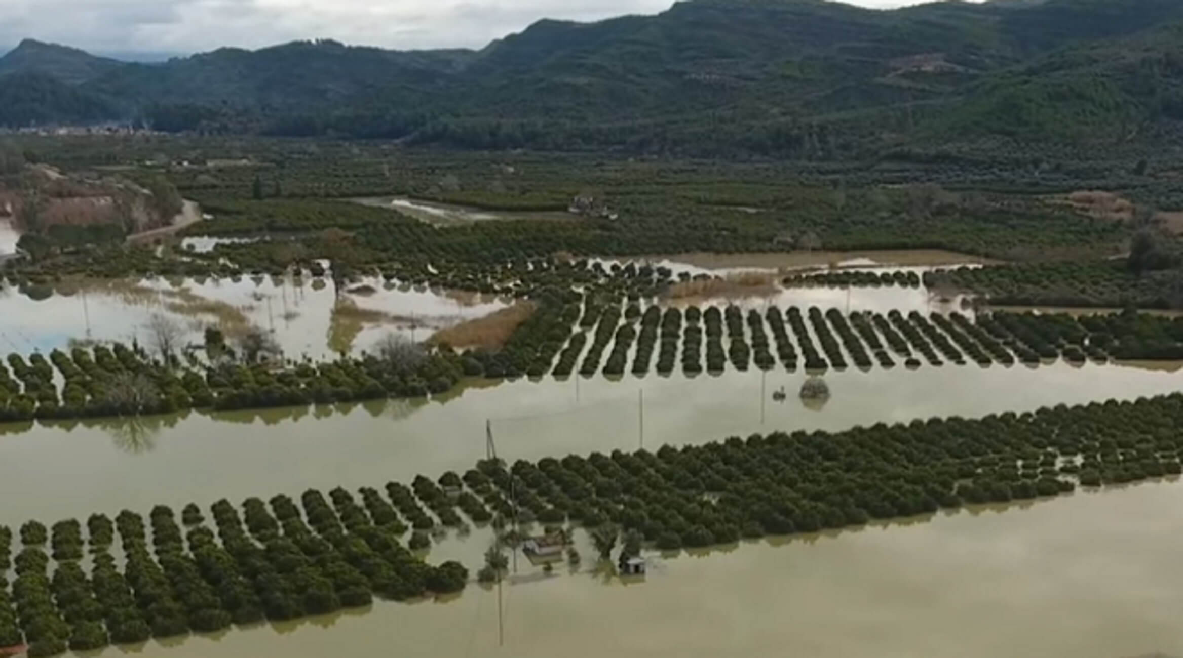 Καιρός: Πλημμύρες, κατολισθήσεις και εκκενώσεις σπιτιών στην Ηλεία – Βυθισμένοι στις λάσπες και την απελπισία!