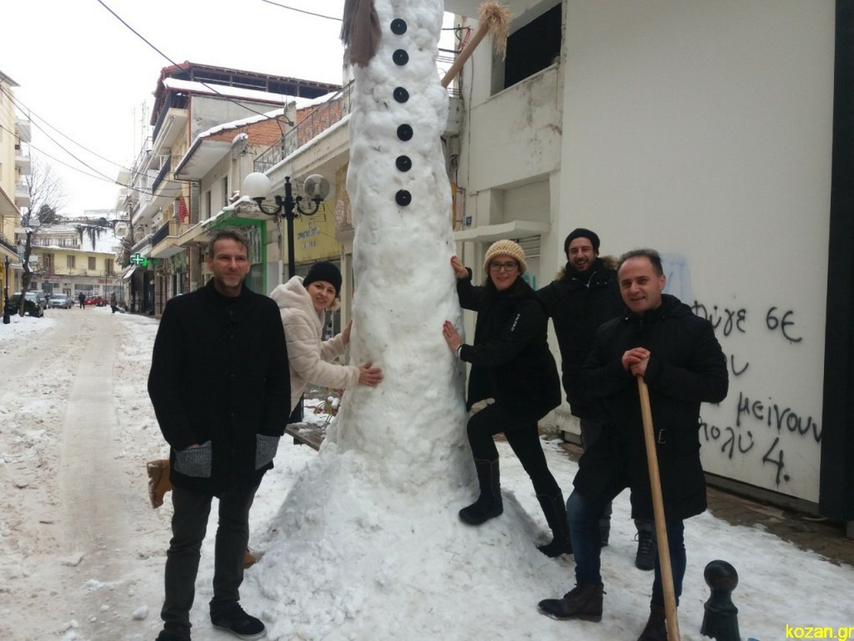 Κοζάνη: Έφτιαξαν χιονάνθρωπο κοντά στα 5 μέτρα! video