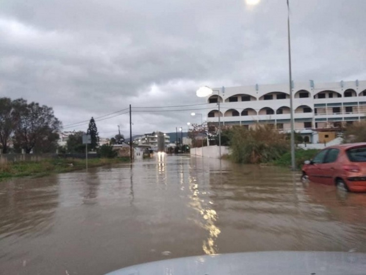 Κρήτη: Πλημμύρες, κατολισθήσεις, κλειστοί δρόμοι και ένας δραματικός απεγκλωβισμός οδηγού – Τα προβλήματα της κακοκαιρίας [pics]