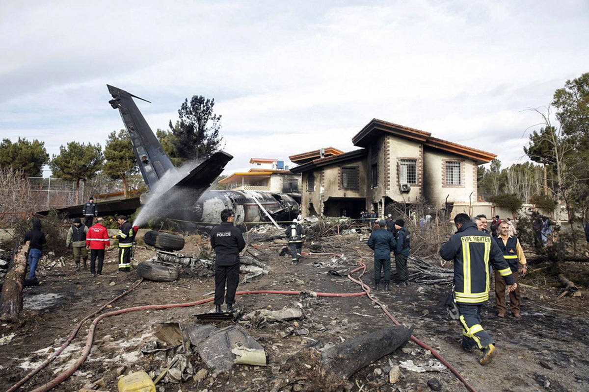 Συντριβή Boeing σε κατοικημένη περιοχή στο Ιράν – Ανασύρουν πτώματα