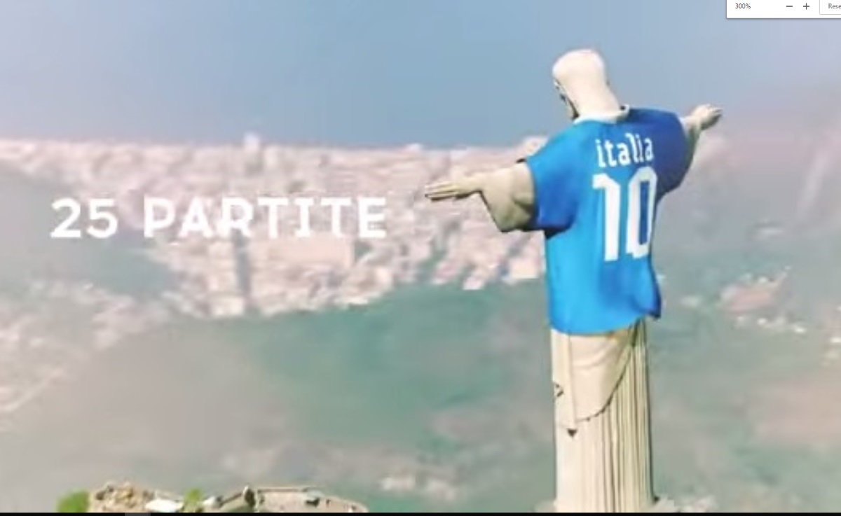 “Vestiscono” la statua di Gesù in maglia italiana (VIDEO)