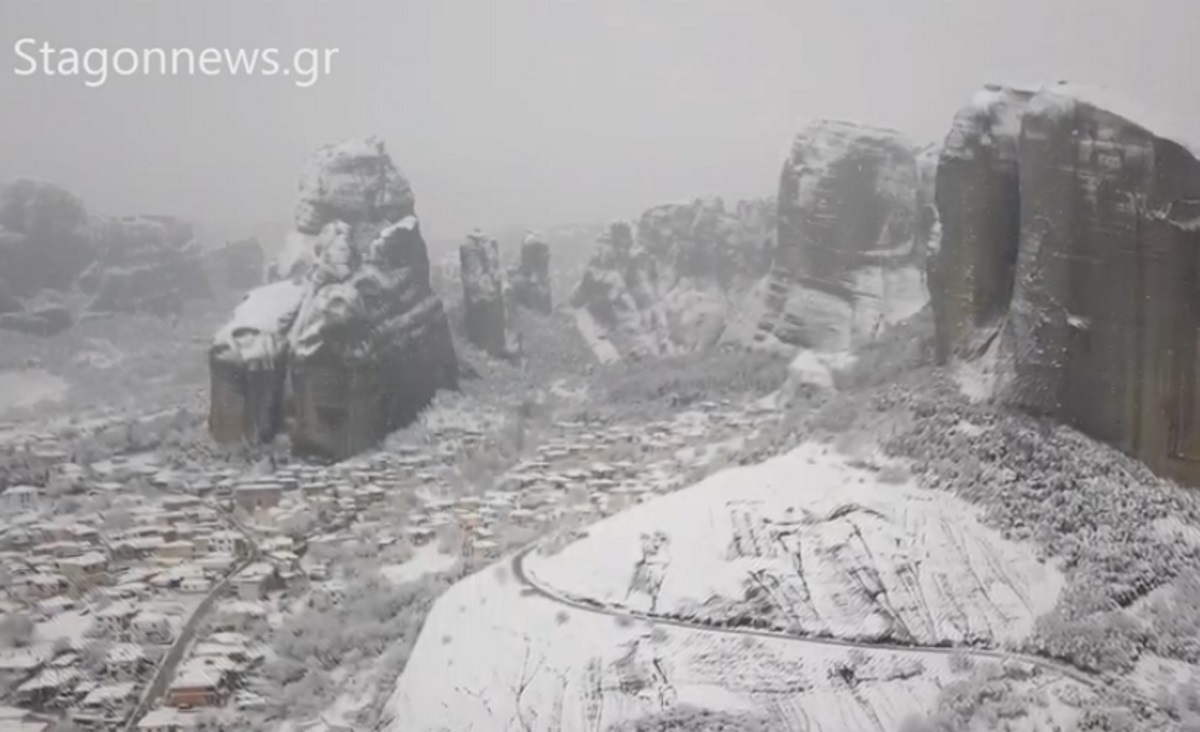 Καθηλωτικές εικόνες από τα χιονισμένα Μετέωρα – video