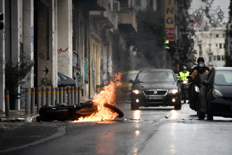 Γιατί μαχαίρωσαν τον διαδηλωτή στα Εξάρχεια