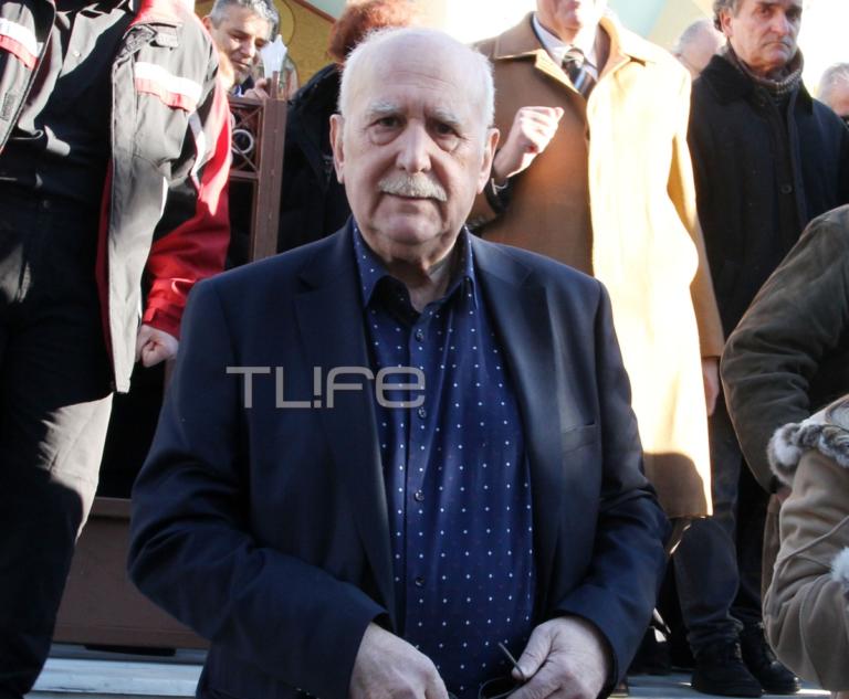 Το τελευταίο αντίο στον Σαράντο Καργάκο – Θλίψη στην κηδεία του | Newsit.gr Το τελευταίο αντίο στον Σαράντο Καργάκο – Θλίψη στην κηδεία του | Newsit.gr