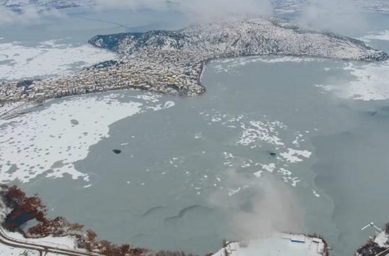 Καστοριά: Εικόνες μοναδικής ομορφιάς από drone – Ένα απέραντο παγοδρόμιο η περίφημη λίμνη – video