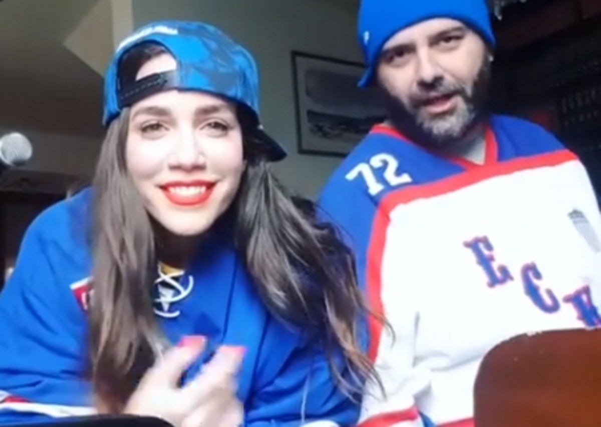 Kατερίνα Στικούδη: Τραγουδάει με τον σύζυγό της παίζοντας πιάνο στο σπίτι τους! video