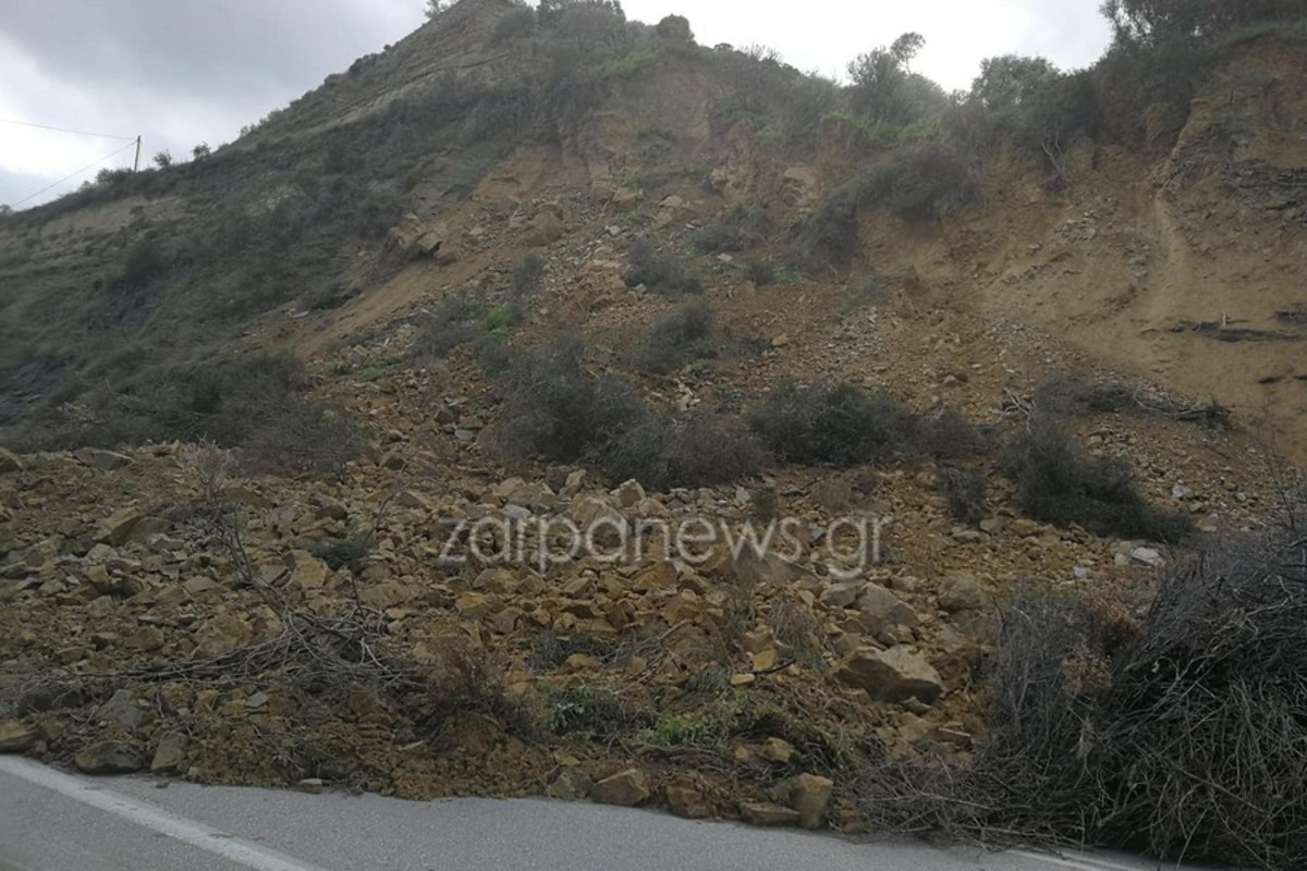 Χανιά: Το βουνό “κατέβηκε” στο δρόμο – Έκλεισε η εθνική οδός στο ύψος του Σταλού [pics, video]