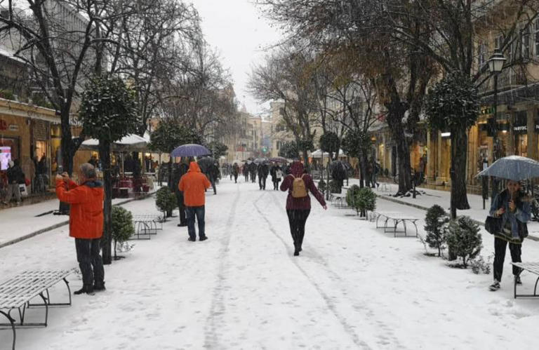 Είδαν… "άσπρη μέρα" για πρώτη φορά μετά από 13 χρόνια στην πόλη της Κέρκυρας! Κατάλευκο το Λιστόν! [pics, vids]