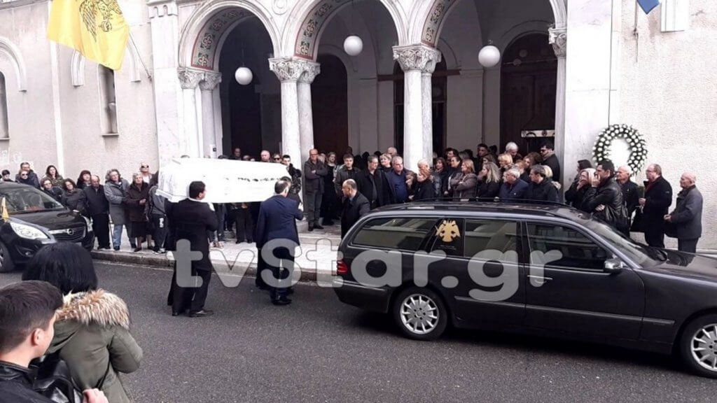 Λαμία: Σπαραγμός στην κηδεία της μαθήτριας που πέθανε μετά από χειρουργική επέμβαση – Δάκρυα για τη γλυκιά Ιωάννα [pics, video]