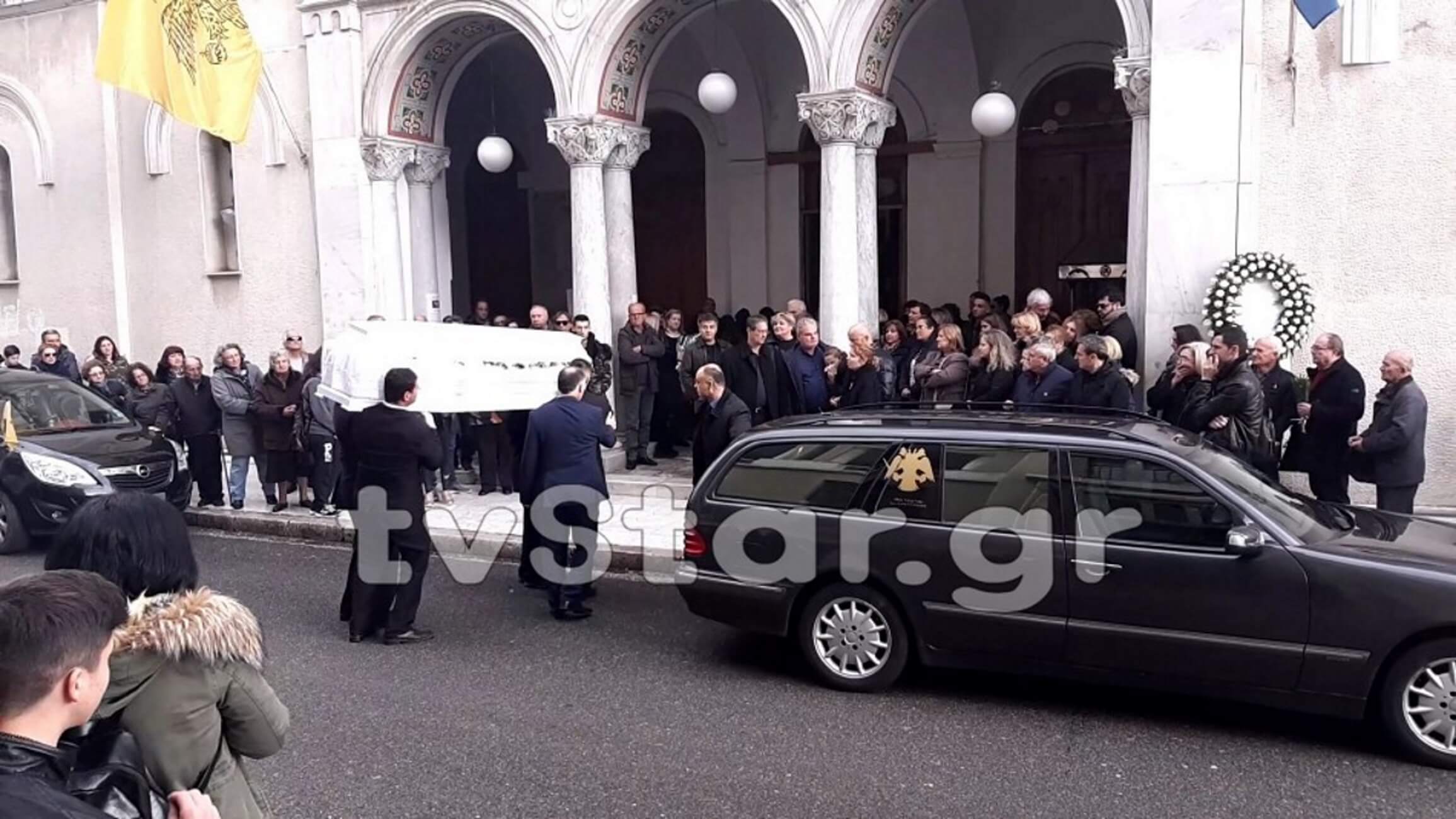 Λαμία: Σπαραγμός στην κηδεία της μαθήτριας που πέθανε μετά από χειρουργική επέμβαση – Δάκρυα για τη γλυκιά Ιωάννα [pics, video]