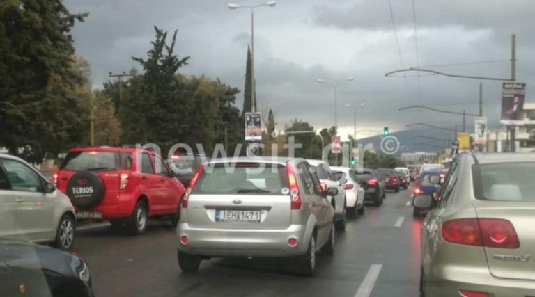 Γολγοθάς μέσ’ τη βροχή για τους οδηγούς στους δρόμους της Αθήνας – Και καταιγίδα τις επόμενες ώρες!