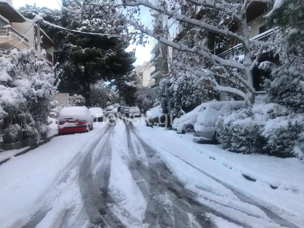 Καιρός: Στα “λευκά” όλη η Αττική! Που χιονίζει