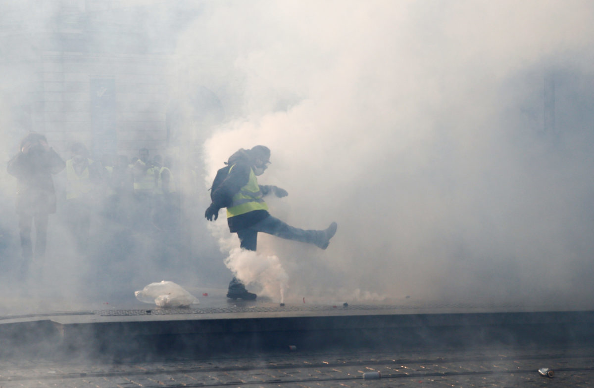 Νέες συγκρούσεις με τα “κίτρινα γιλέκα” στο Παρίσι