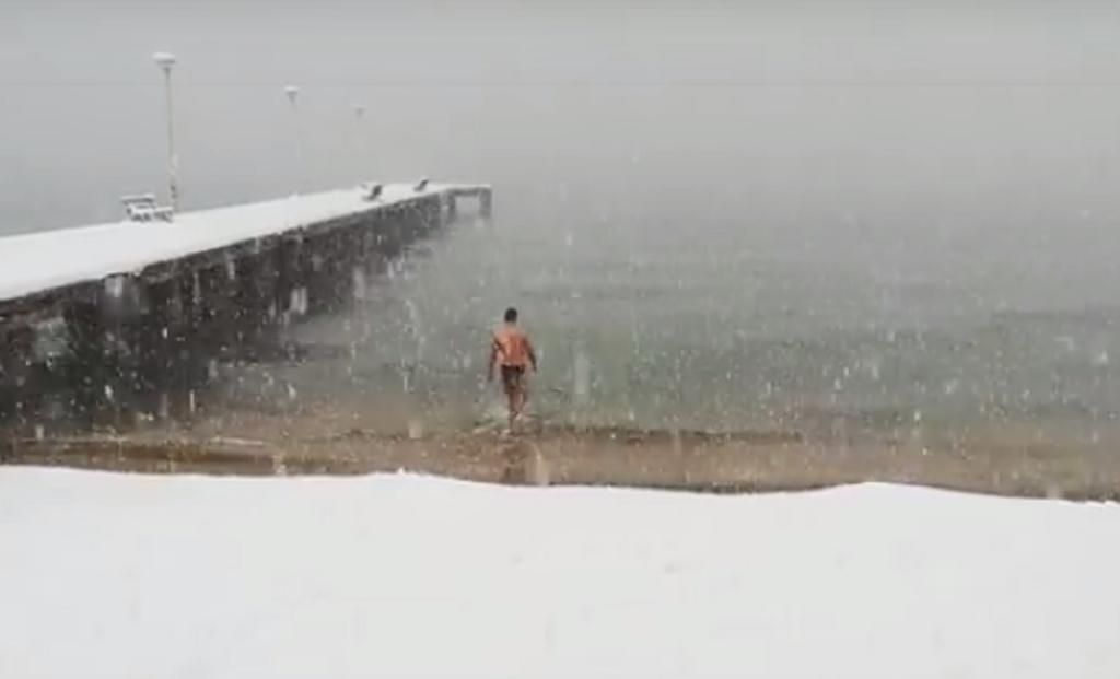 Χαλκιδική: Πήγε για μπάνιο εν μέσω χιονοθύελλας! – video