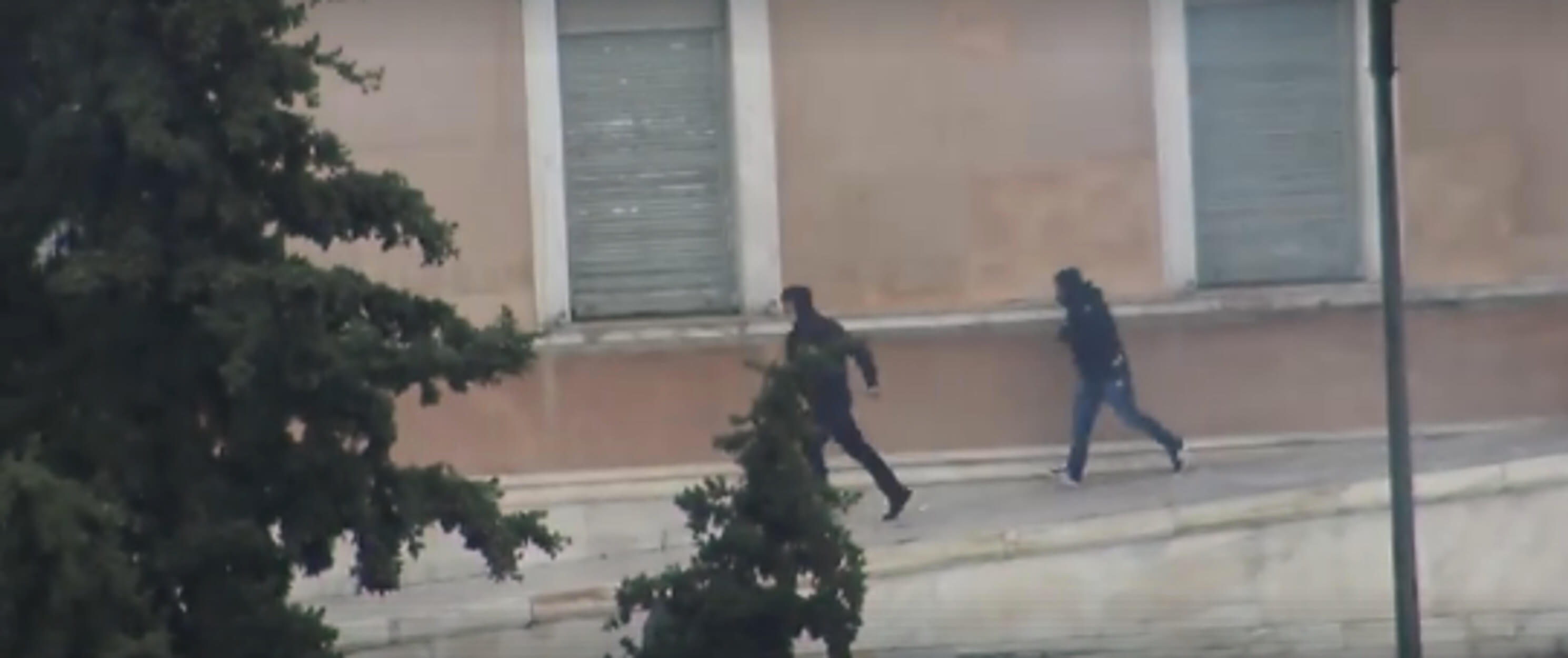 Γεροβασίλη: Αστυνομικοί οι κουκουλοφόροι στο περιστύλιο της Βουλής! [video]