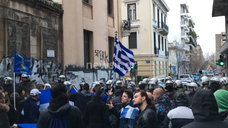 Συμφωνία των Πρεσπών: Διαδηλωτές κατευθύνθηκαν προς τα γραφεία του ΣΥΡΙΖΑ – video