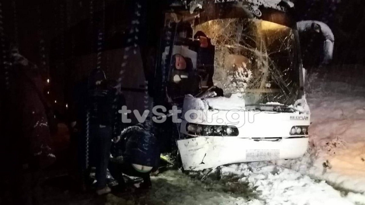 Λεωφορείο του ΚΤΕΛ συγκρούστηκε με εκχιονιστικό! [pics]