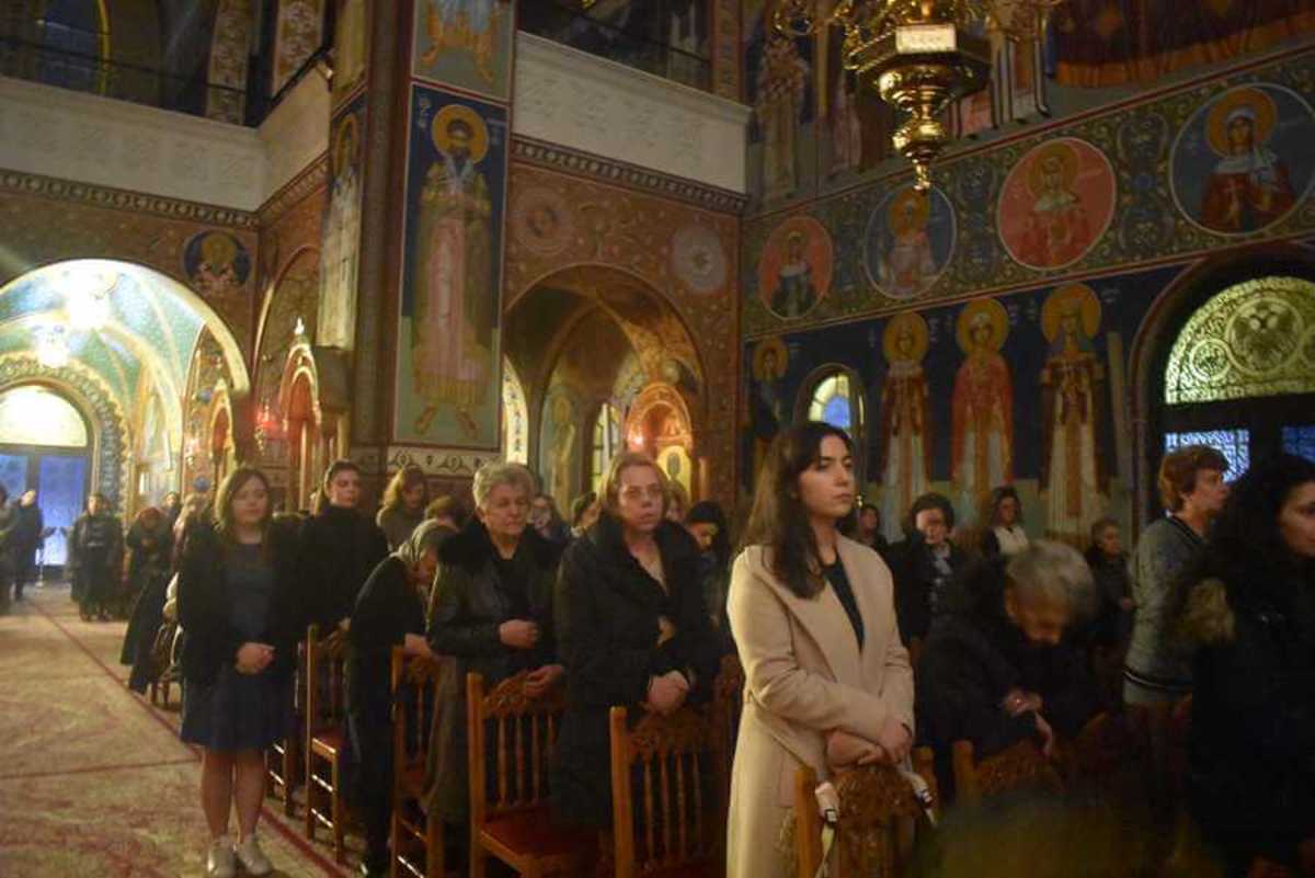 Λάρισα: Αγρυπνία για τη Μακεδονία – Γέμισε η εκκλησία από μικρούς και μεγάλους [pics]