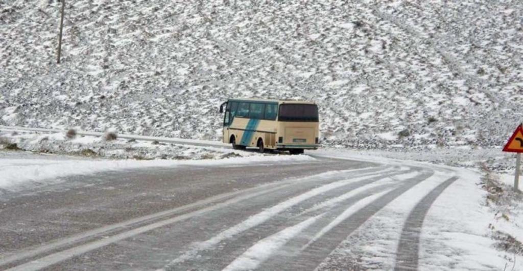 Λάρισα: Λεωφορείο με μαθητές έφυγε από τον δρόμο – Πανικός στα Φάρσαλα λόγω παγετού!