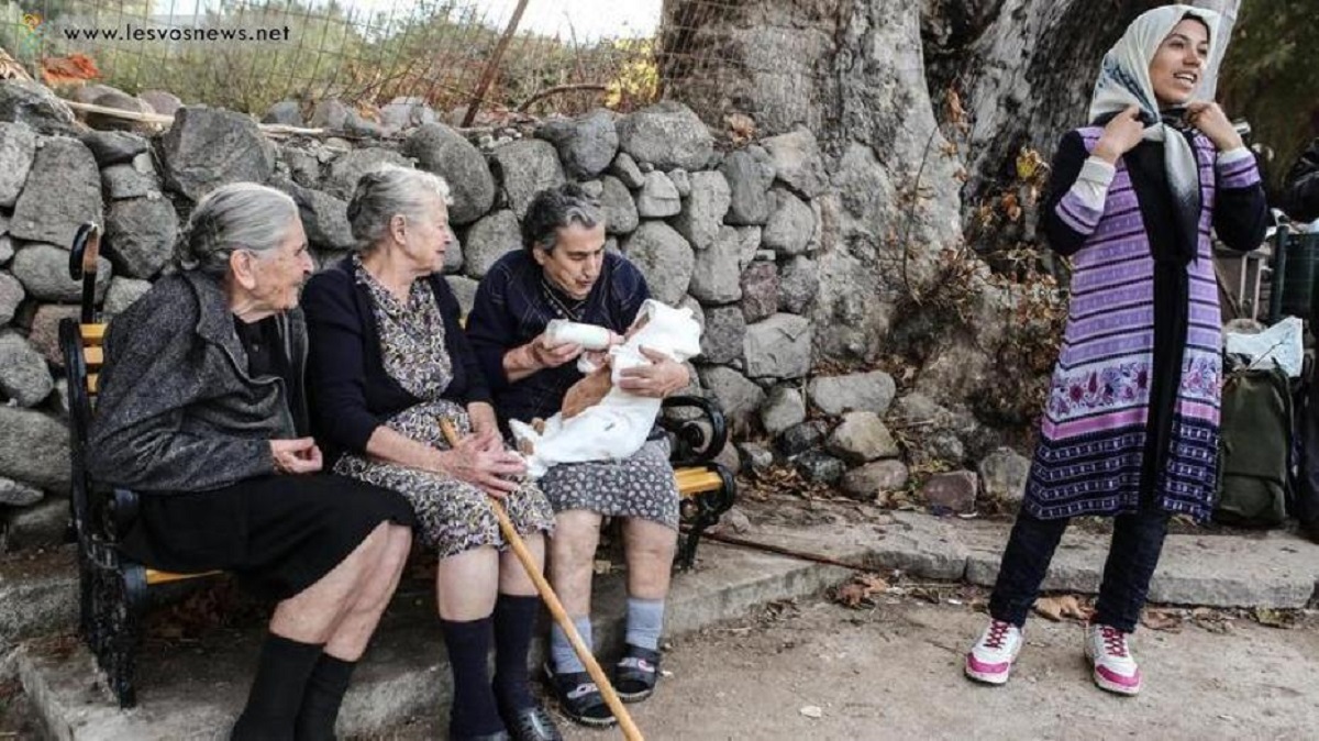 Τσίπρας και Μητσοτάκης αποχαιρετούν τη γιαγιά Μαρίτσα