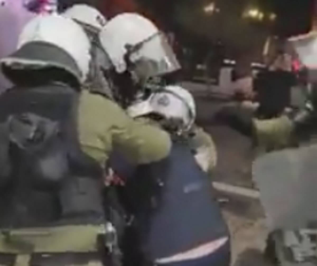 Η στιγμή της βίαιης σύλληψης του λυράρη Κώστα Γοντικάκη από άντρες των ΜΑΤ – video