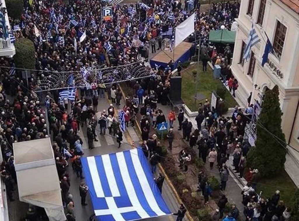 Βέροια: Σε εξέλιξη το συλλαλητήριο για τη Μακεδονία – Το κέντρο ντύθηκε στα γαλανόλευκα [pics, video]