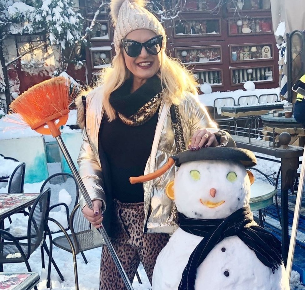 Μαρίνα Πατούλη: Ποζάρει στα χιόνια με…σκούπα και χιονάνθρωπο και δίνει το δικό της μήνυμα!