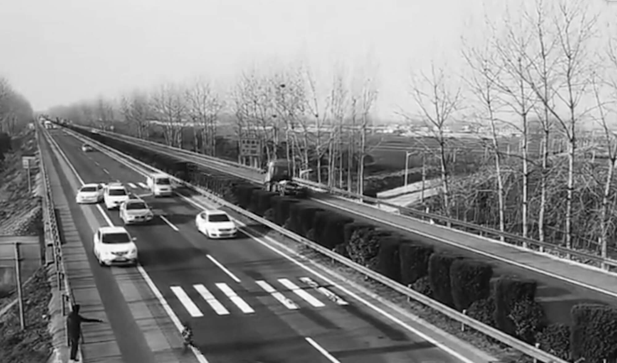 Παιδάκι τρέχει στην Εθνική Οδό, προκαλώντας χαμό [vid]