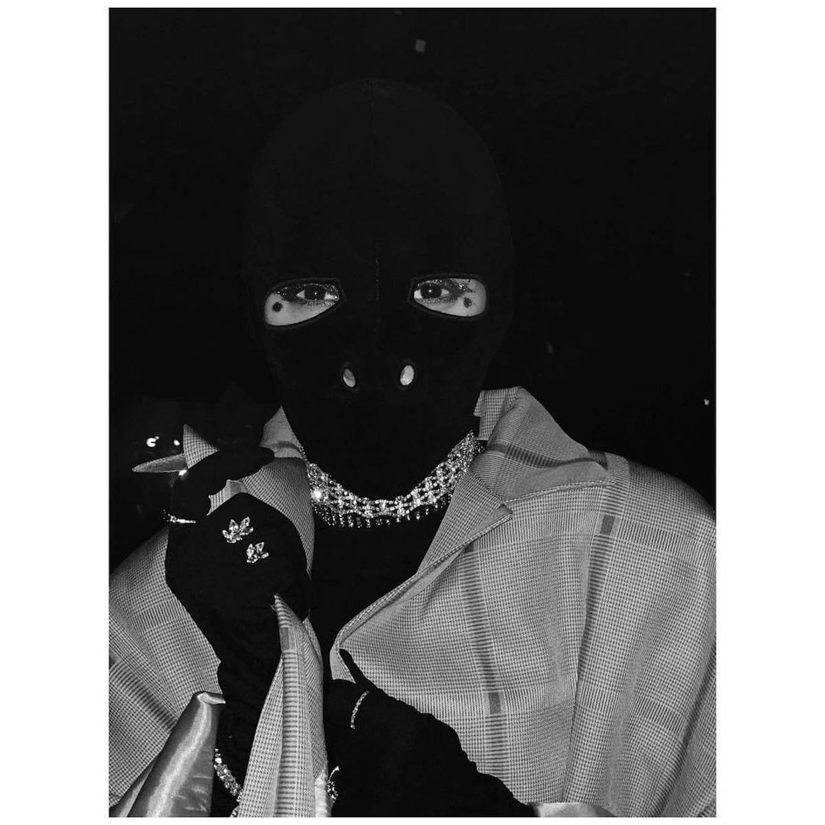 Πίσω από τη μαύρη fashion μάσκα κρύβεται διάσημη τραγουδίστρια!