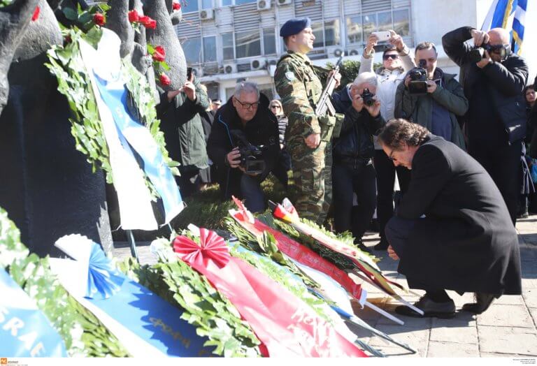 Θεσσαλονίκη: Γονάτισε ο Γερμανός πρέσβης στο μνημείο του Ολοκαυτώματος και συγκίνησε με την ομιλία του!