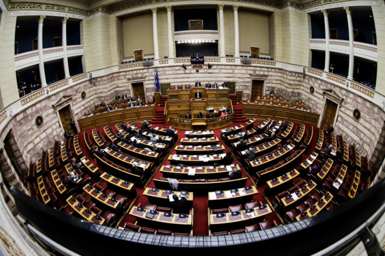 «Τσουνάμι» τροπολογιών στη Βουλή – Ρουσφέτια καταγγέλλει η αντιπολίτευση