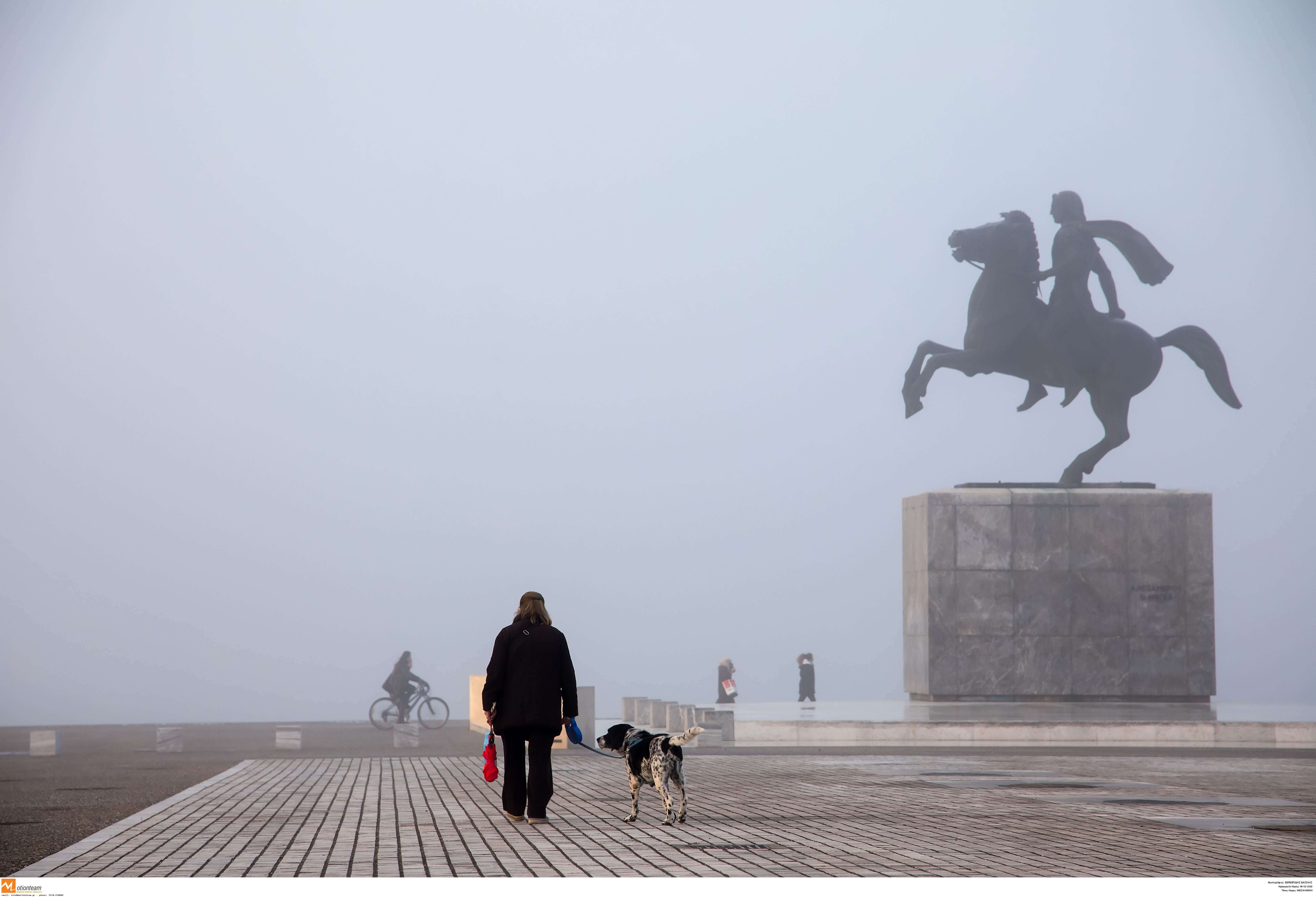 Θεσσαλονίκη: Ομίχλη έχει σκεπάσει την πόλη – Στα 100 μέτρα η ορατότητα σε πολλές περιοχές!