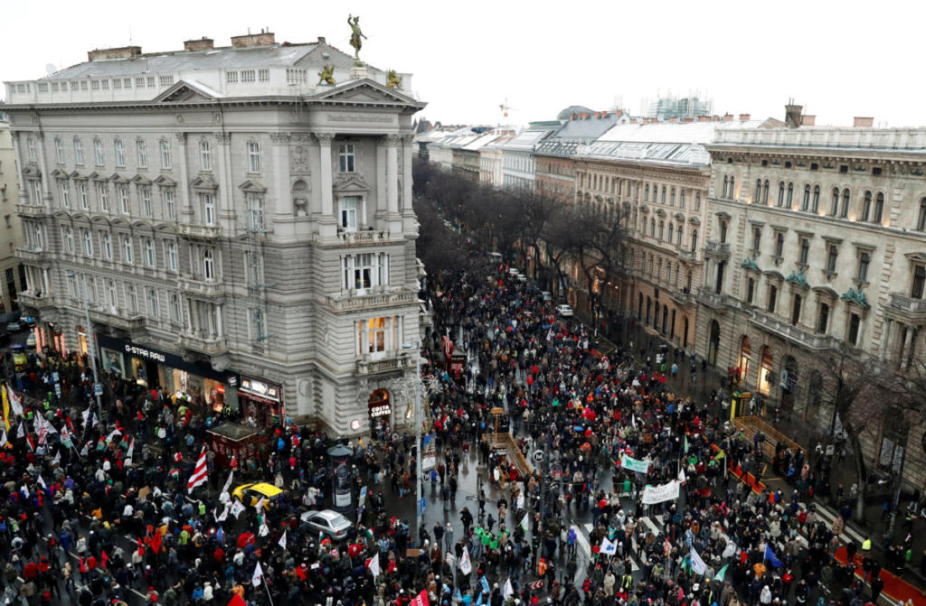 Ουγγαρία: Δεκάδες χιλιάδες διαδηλωτές κατά του Όρμπαν [pics]