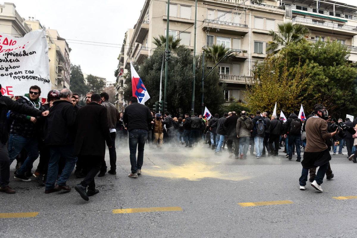 ΠΑΜΕ: Τα ΜΑΤ χτυπούσαν όποιον έβρισκαν μπροστά τους στην συγκέντρωση των εκπαιδευτικών