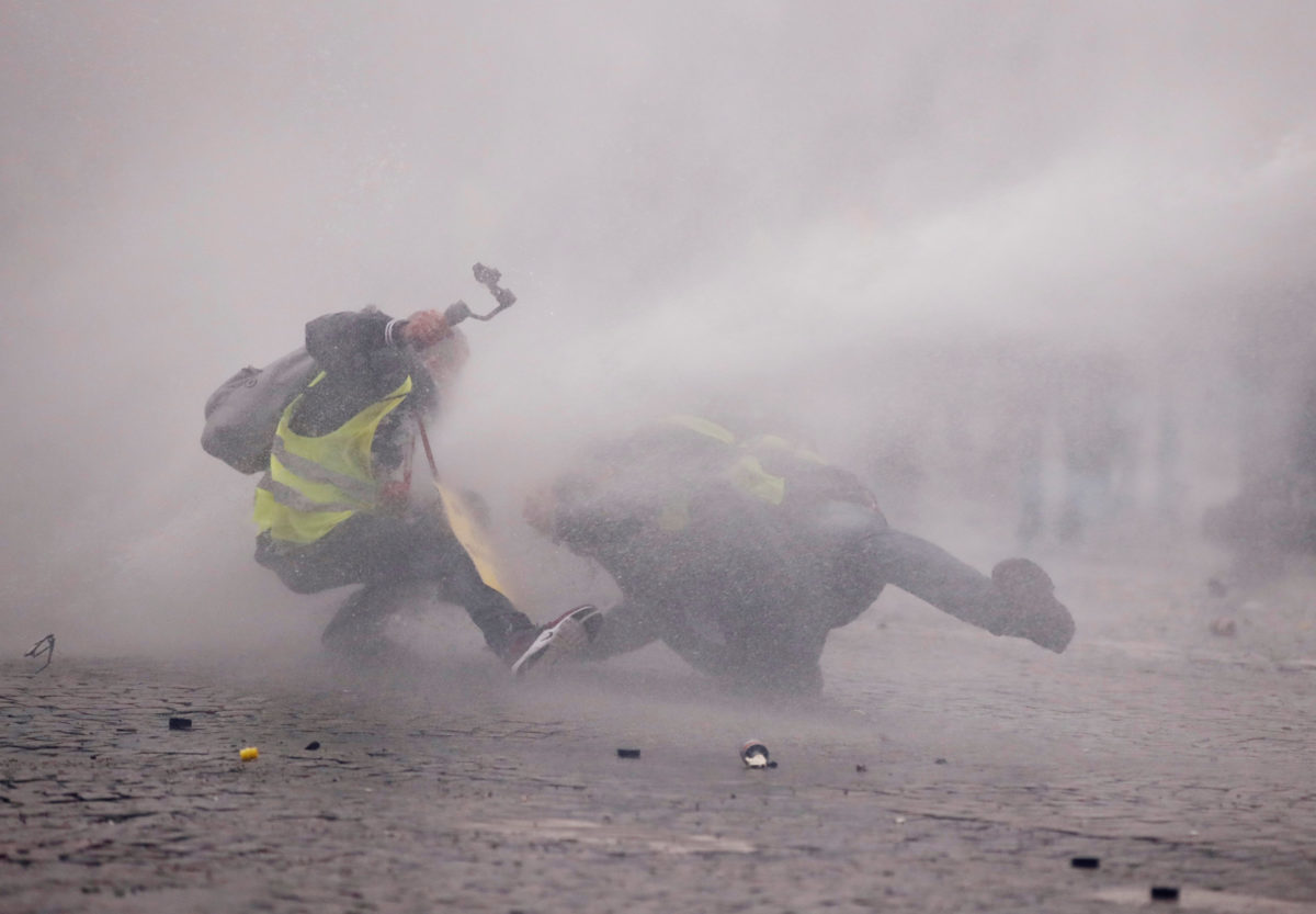 Κίτρινα γιλέκα: Δακρυγόνα και πλαστικές σφαίρες στην Αψίδα του Θριάμβου