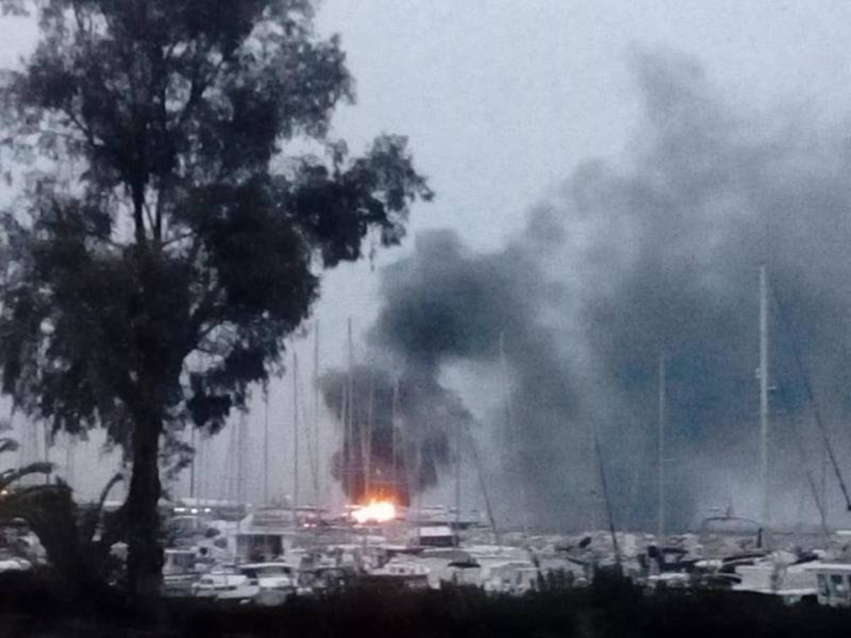 Πάτρα: Φωτιά σε δύο ιστιοφόρα στο παλιό λιμάνι – Video
